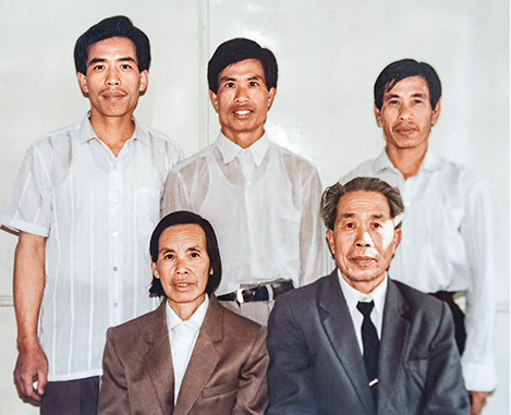 覃德坤一家人合影