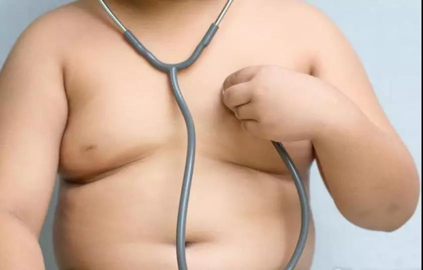 男人也会患乳腺肿瘤,出现这种肿块,发现要去查一下(图1)