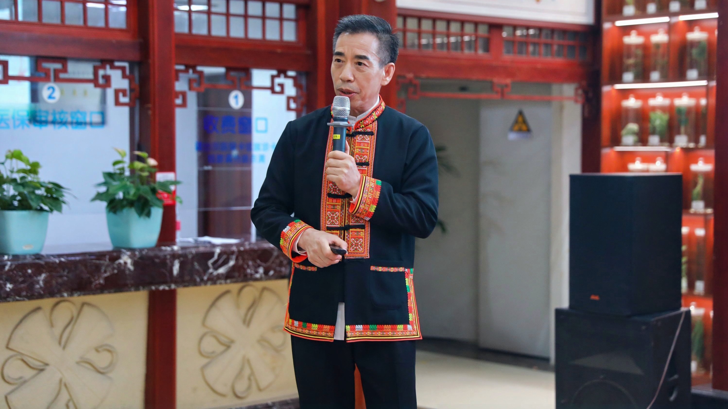 覃迅云教授发表关爱军人健康主题讲座.jpg